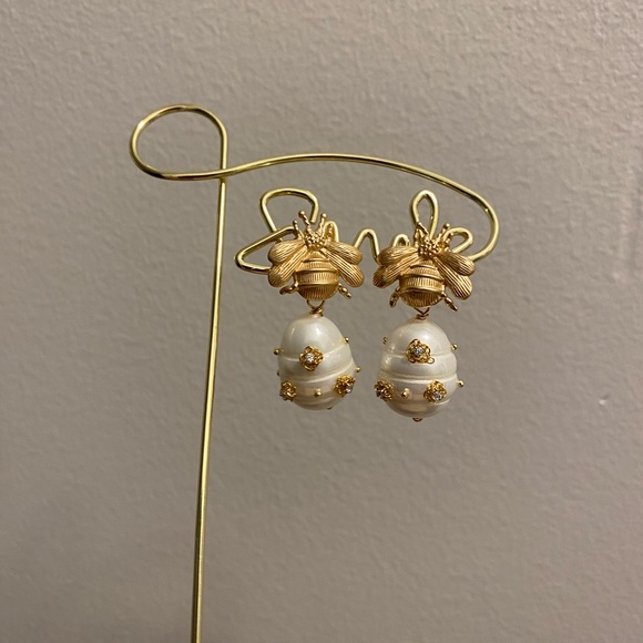 🐝 Gold Bee Pearl Drop Earrings 🐝 (Matte Gold, Brushed Gold) - Picture 13 of 16